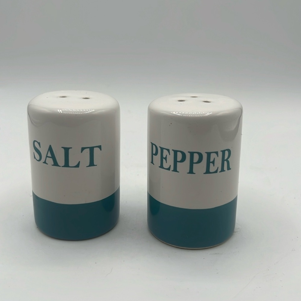 Mainstays Teal and White salt and pepper shakers preowned good